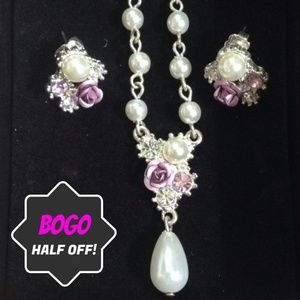 *CLEARANCE * EUC Pearl w/ Roses Jewelry Set